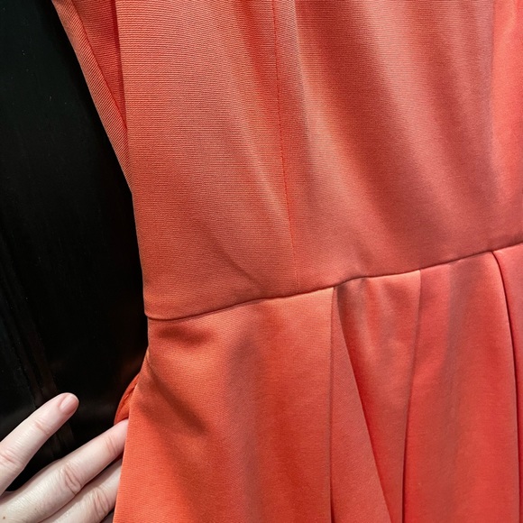 A open back sleeveless Bebe dress - Picture 5 of 6